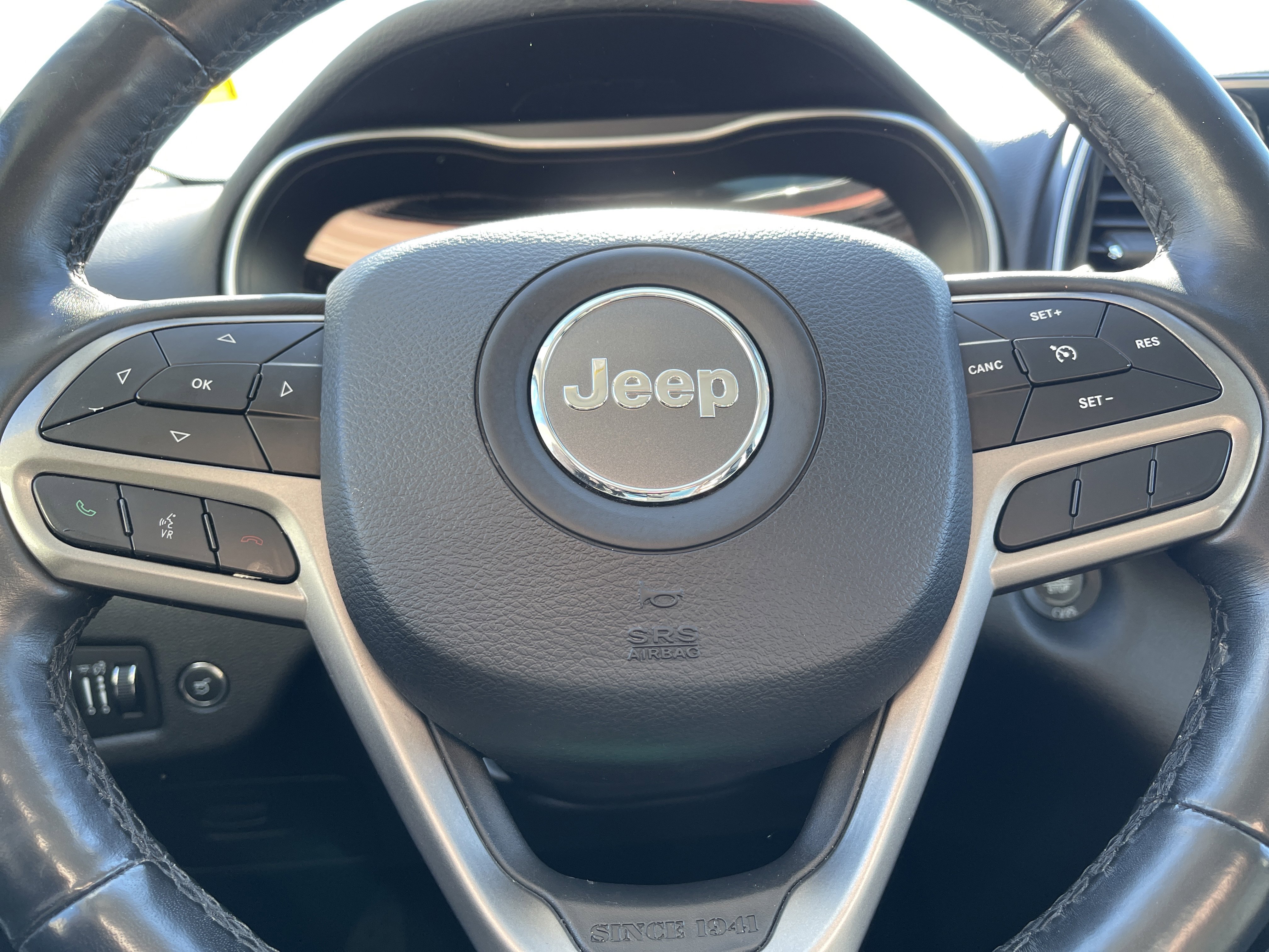 Used 2019 Jeep Cherokee Limited image 14
