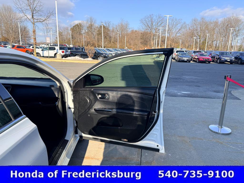 Used 2016 Toyota Avalon Limited w/ Toyota Safety Sense Package image 19