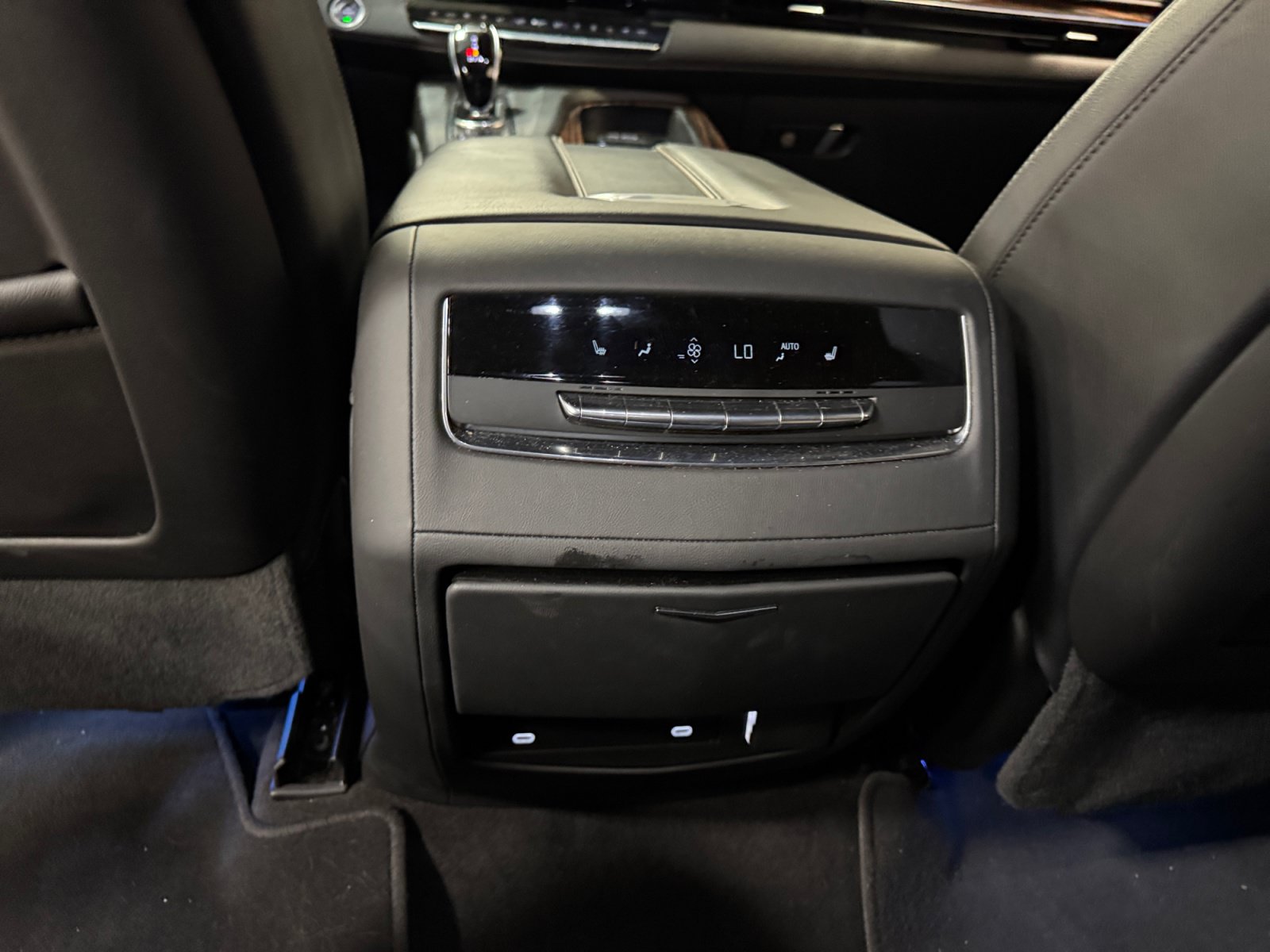 Used 2024 Cadillac Escalade Luxury AWD/4WD image 33