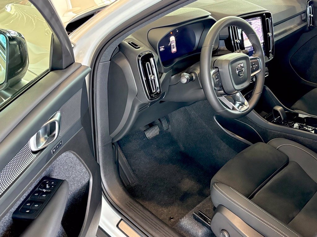 Used 2025 Volvo XC40 B5 Plus AWD/4WD image 17