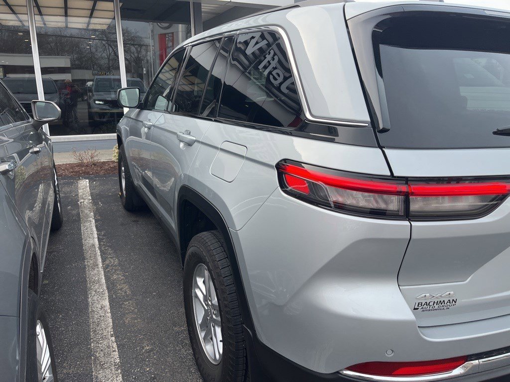 Used 2024 Jeep Grand Cherokee Laredo w/ MOPAR Finishing Package image 7