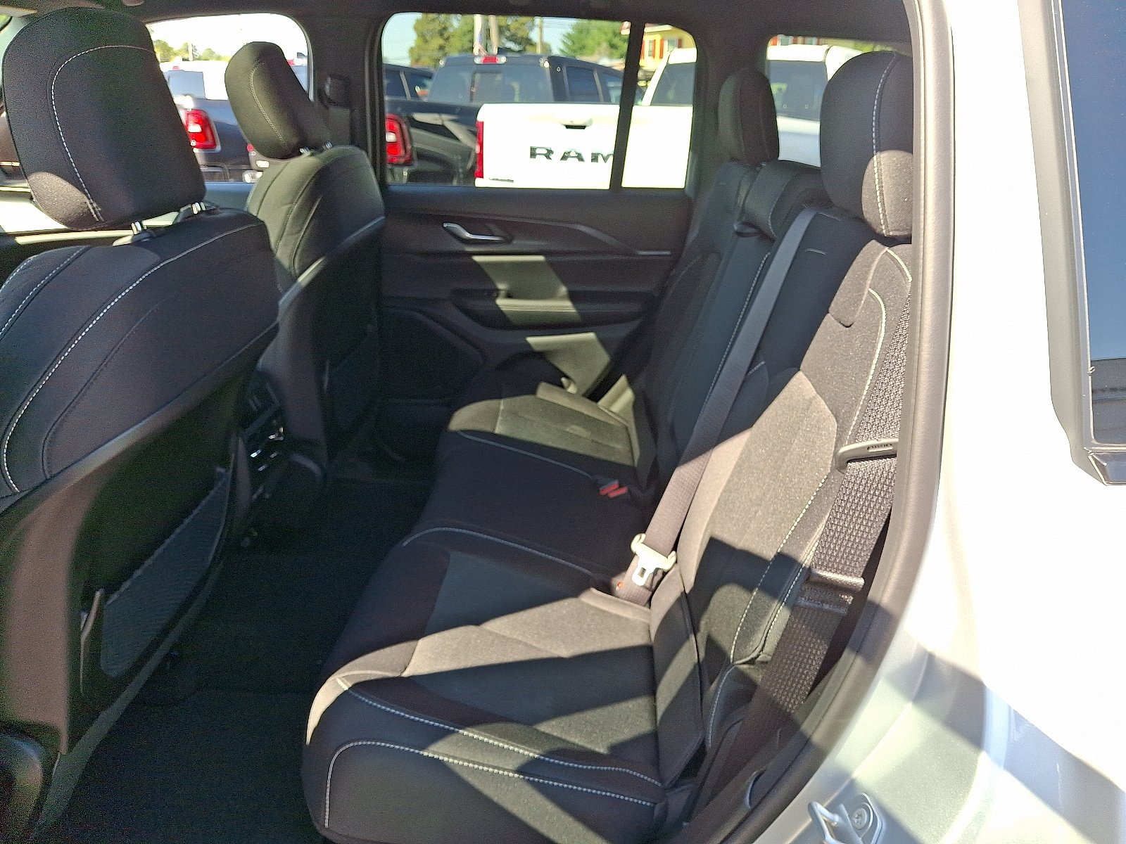 New 2025 Jeep Grand Cherokee Laredo X w/ Luxury Tech Group I AWD/4WD image 10