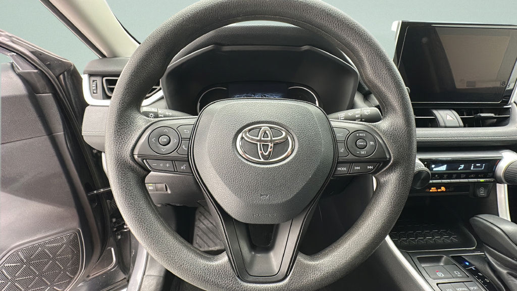 Used 2025 Toyota RAV4 LE AWD/4WD image 15