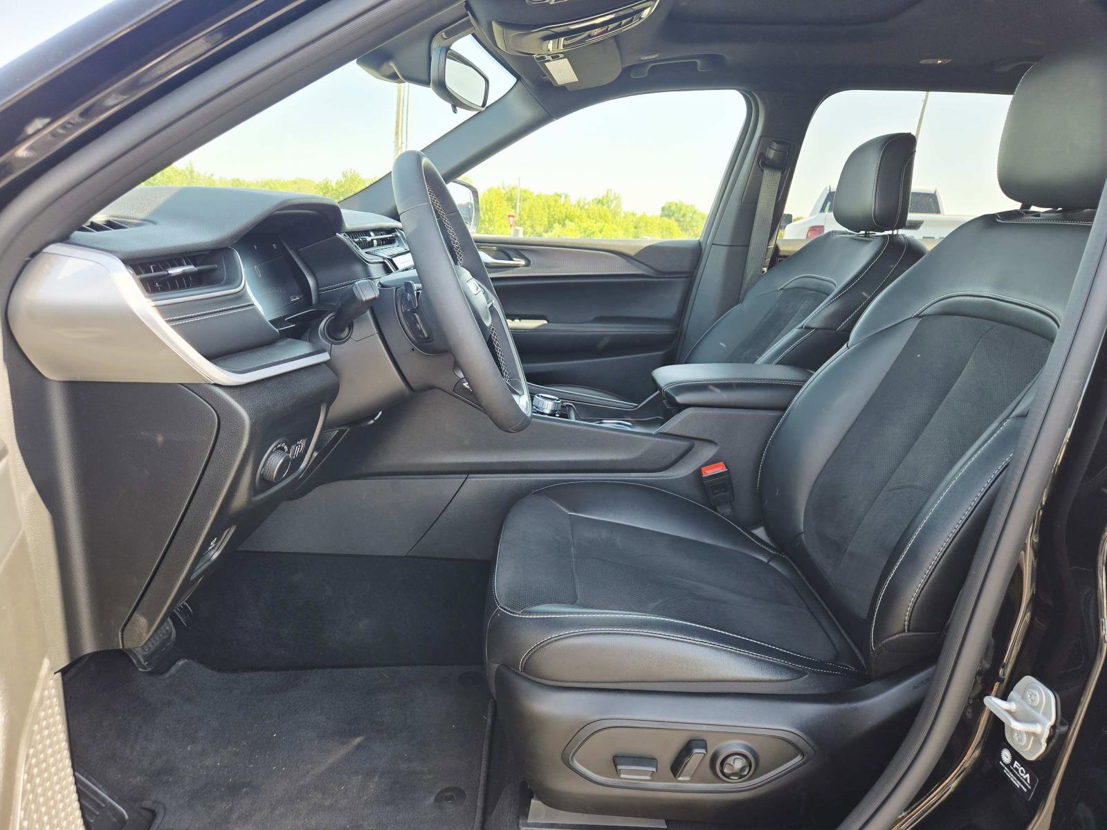 Used 2024 Jeep Grand Cherokee L Altitude AWD/4WD image 13