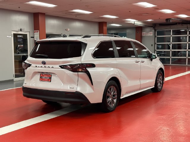 Certified 2025 Toyota Sienna XLE FWD image 4