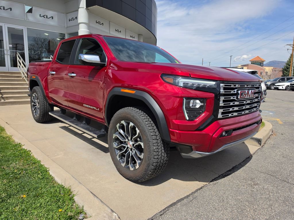 Used 2025 GMC Canyon Denali image 3