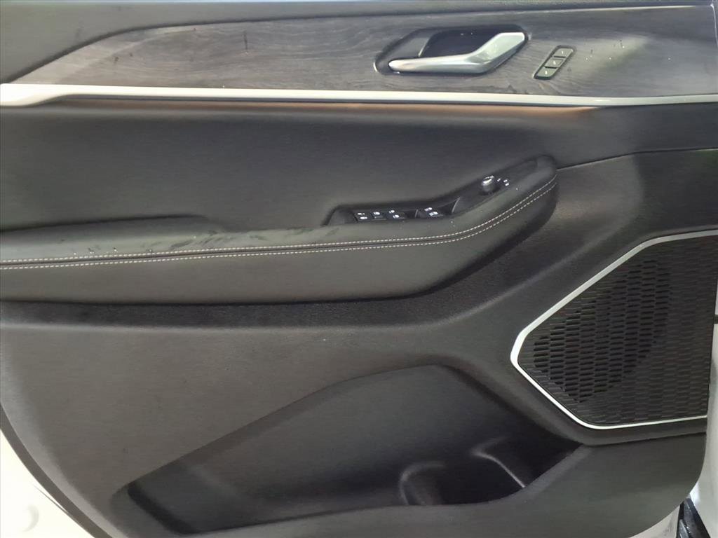 Used 2025 Jeep Grand Cherokee Limited w/ Black Appearance Package image 10