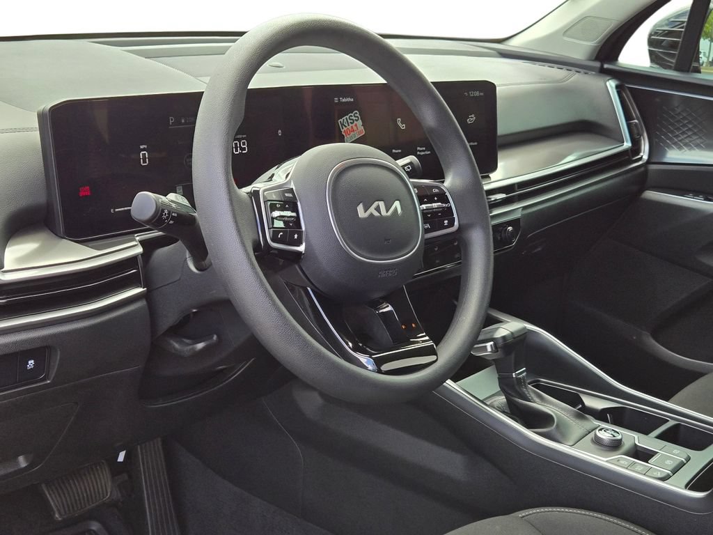 Certified 2025 Kia Sorento LX FWD image 17