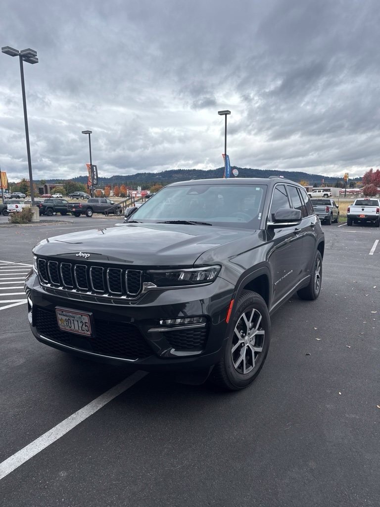Used 2023 Jeep Grand Cherokee Limited w/ Trailer Tow Prep Group (B)