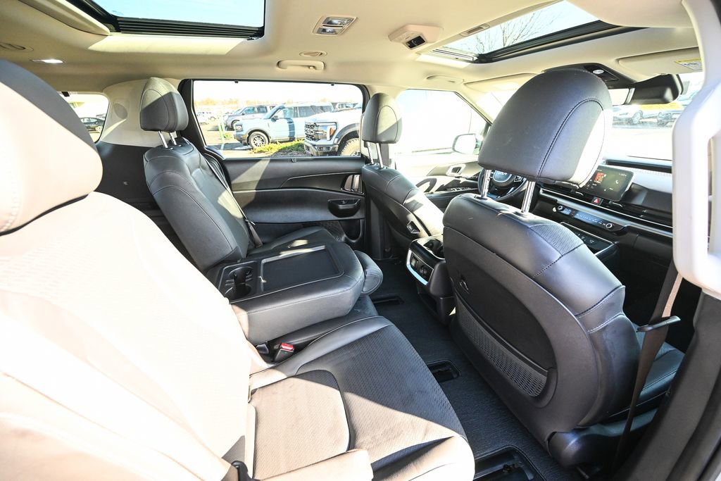 Used 2025 Kia Carnival SX Prestige image 28