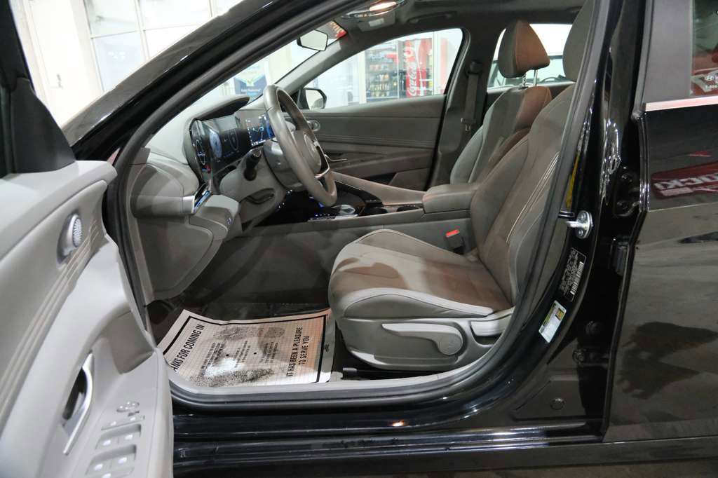 Used 2025 Hyundai Elantra SEL image 16