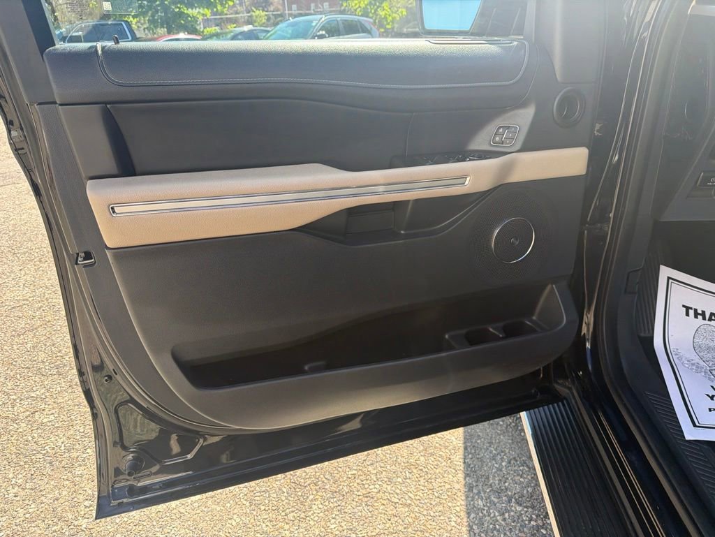 Used 2023 Ford Expedition Limited AWD/4WD image 12