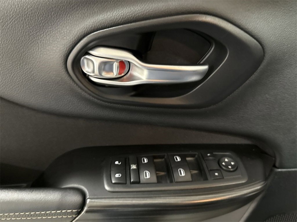 Used 2014 Jeep Cherokee Sport image 19