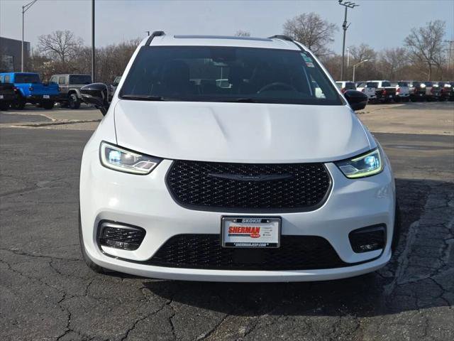 Certified 2025 Chrysler Pacifica Premium image 4