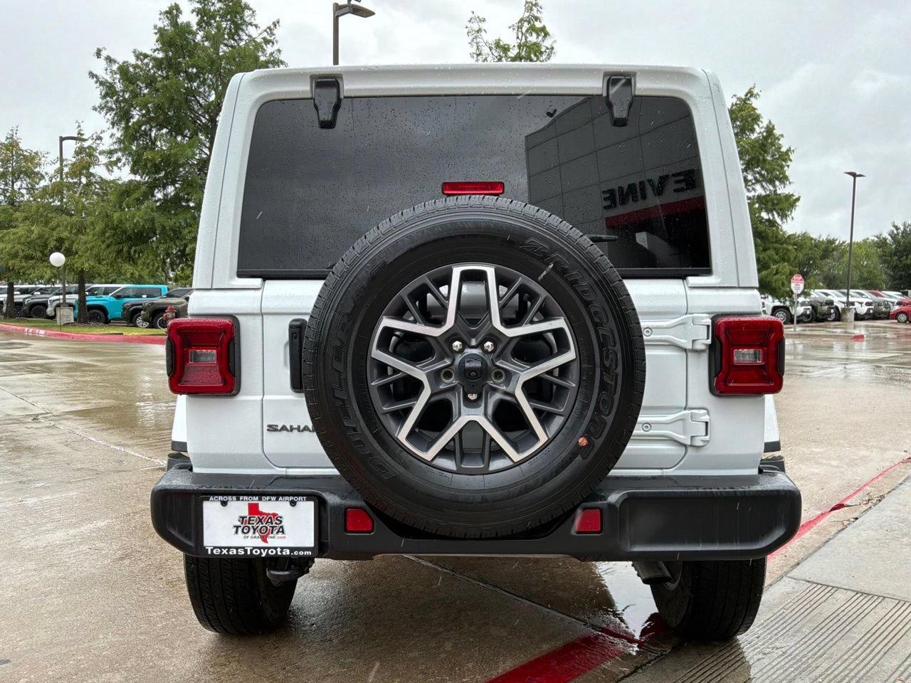Used 2025 Jeep Wrangler Unlimited Sahara AWD/4WD image 7