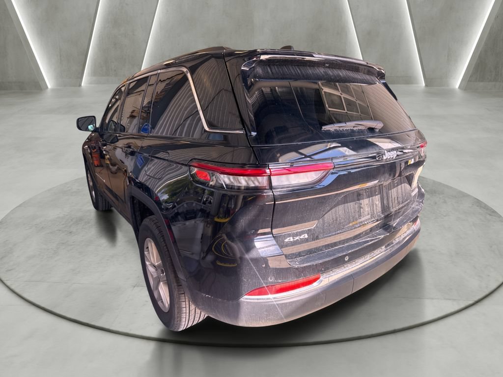 Used 2024 Jeep Grand Cherokee Laredo X AWD/4WD image 4
