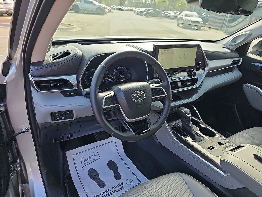 Used 2024 Toyota Highlander Platinum image 21