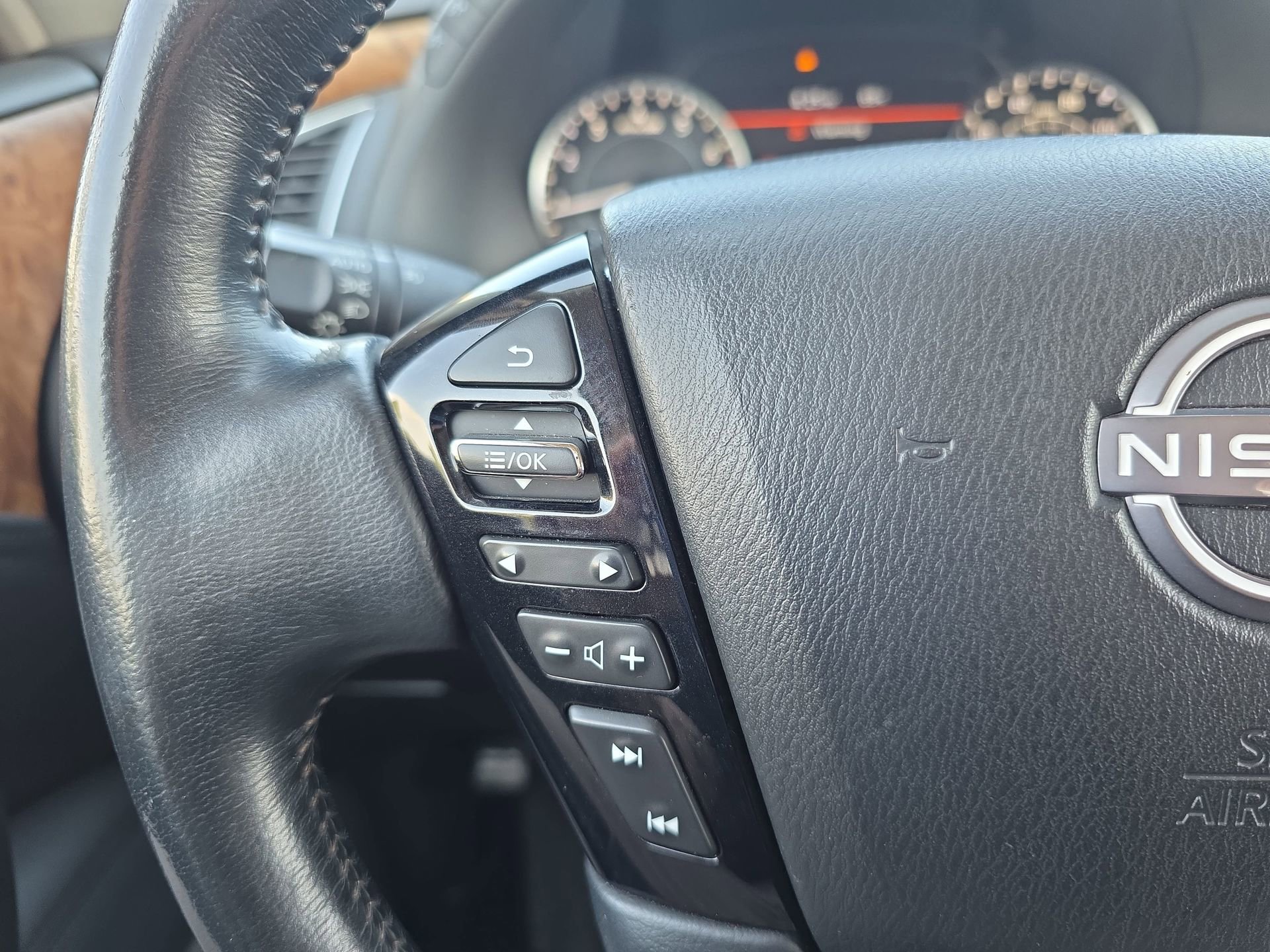 Used 2021 Nissan Armada SL w/ Captain's Chairs Package AWD/4WD image 17
