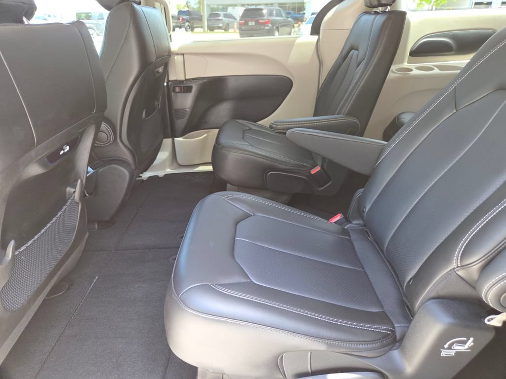 Used 2023 Chrysler Pacifica Touring-L AWD/4WD image 25