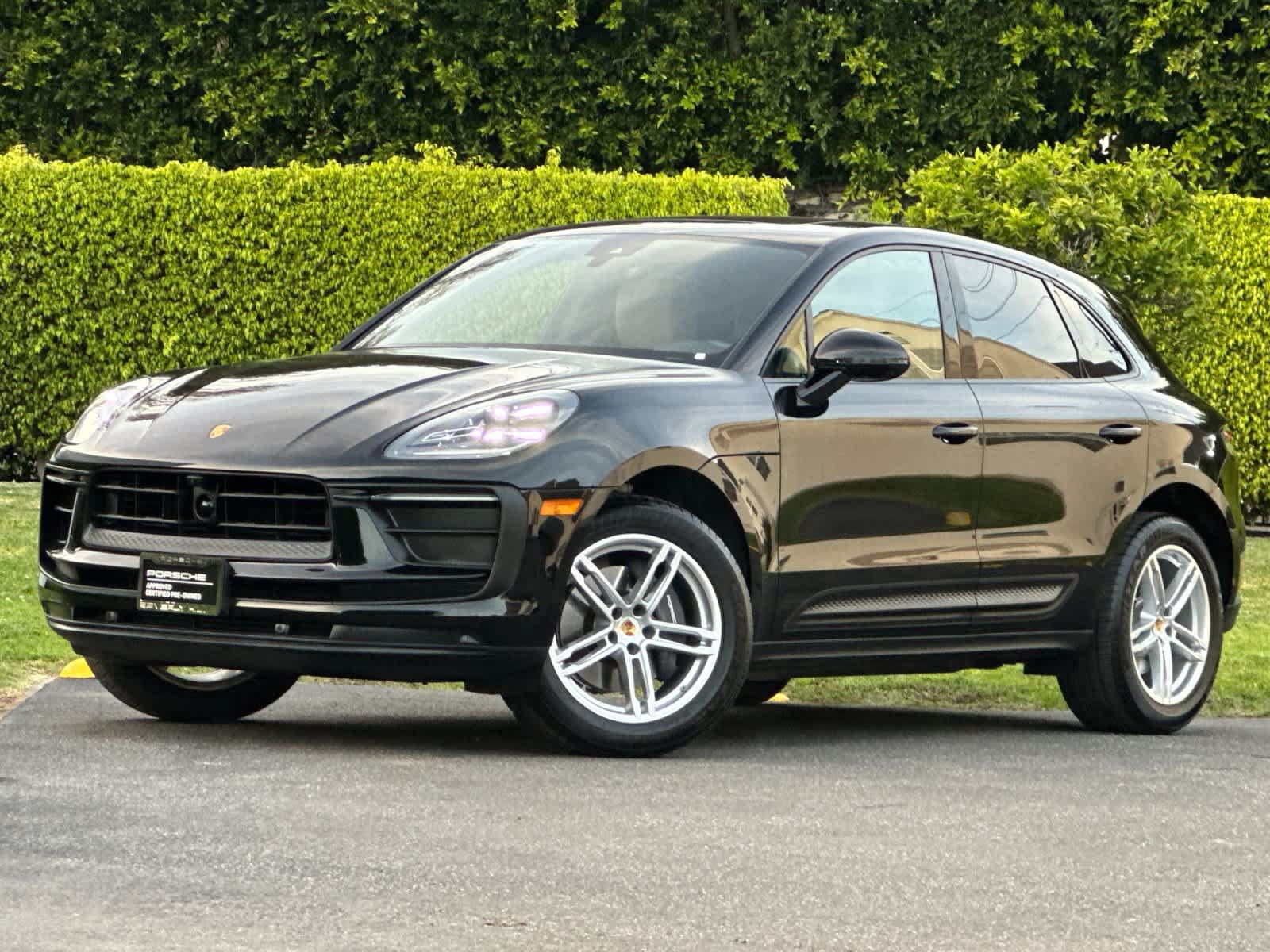 Certified 2025 Porsche Macan AWD/4WD image 1
