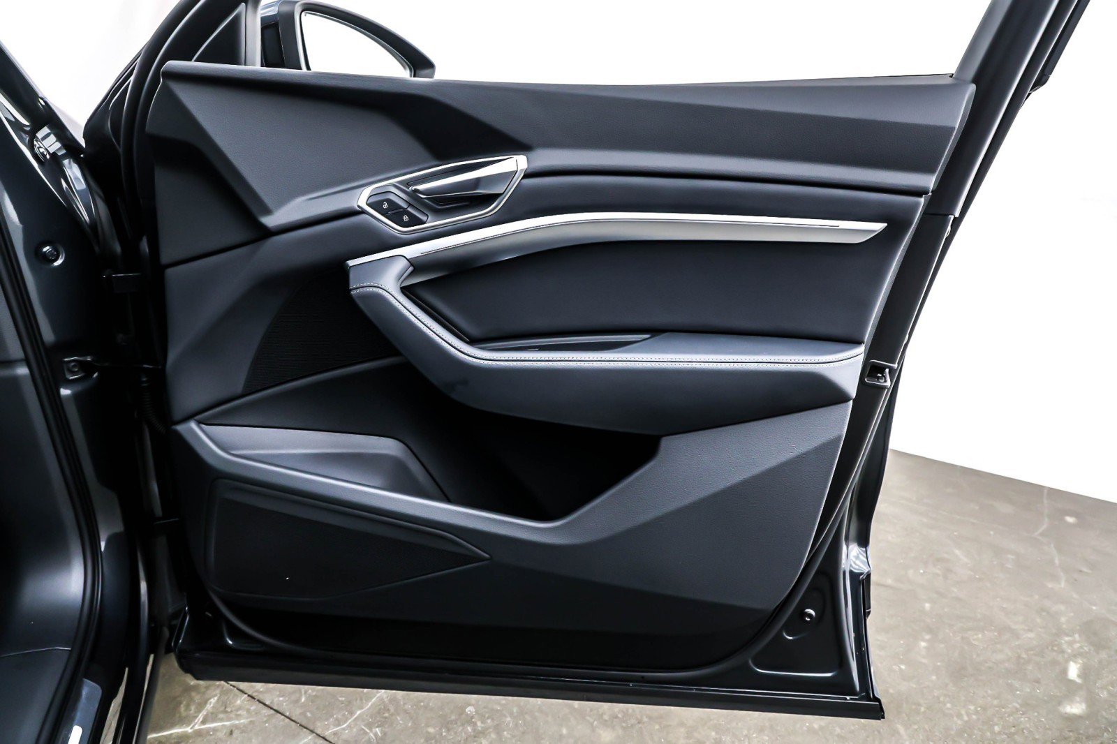 Used 2024 Audi Q8 e-tron Premium image 24