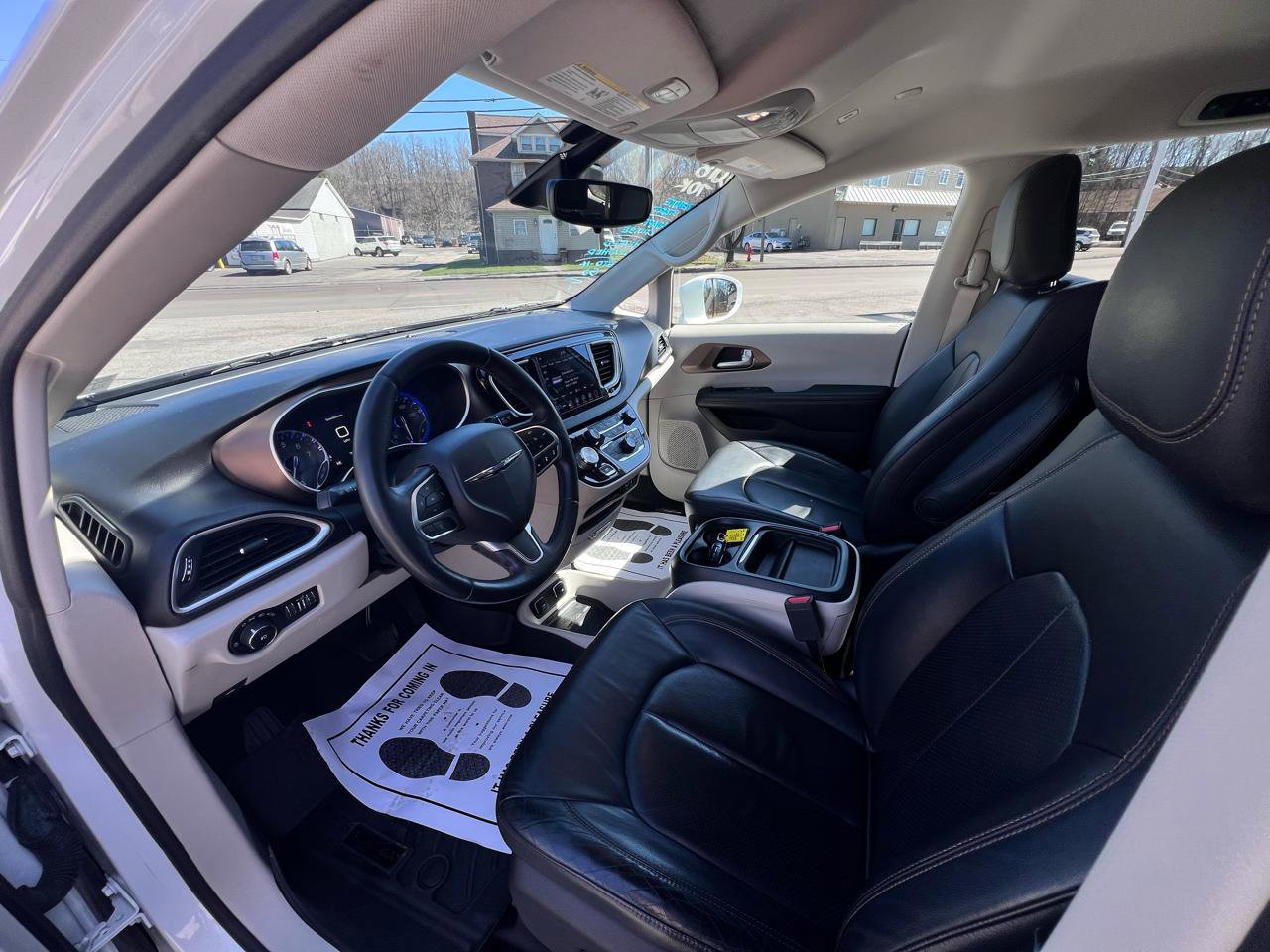 Used 2018 Chrysler Pacifica Touring-L w/ Advanced Safetytec Group image 9