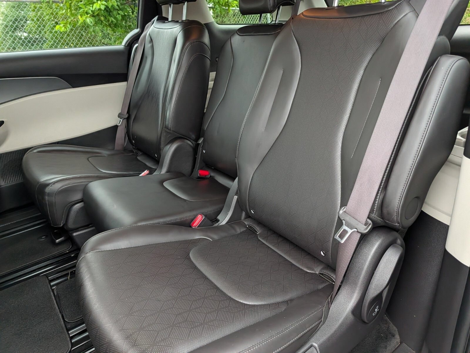 Used 2023 Kia Carnival LX FWD image 18