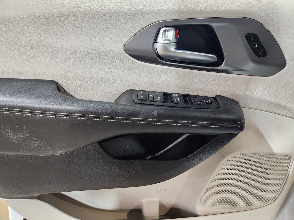Used 2023 Chrysler Pacifica Touring-L FWD image 43