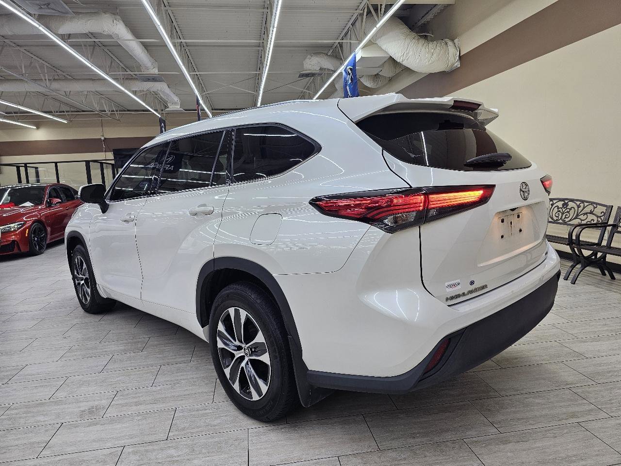 Used 2021 Toyota Highlander XLE image 8