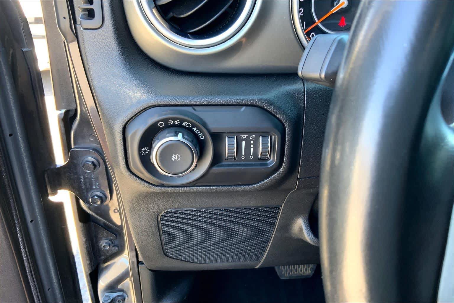 Used 2020 Jeep Wrangler Unlimited Sahara w/ Uconnect 4C Nav & Sound Group AWD/4WD image 31