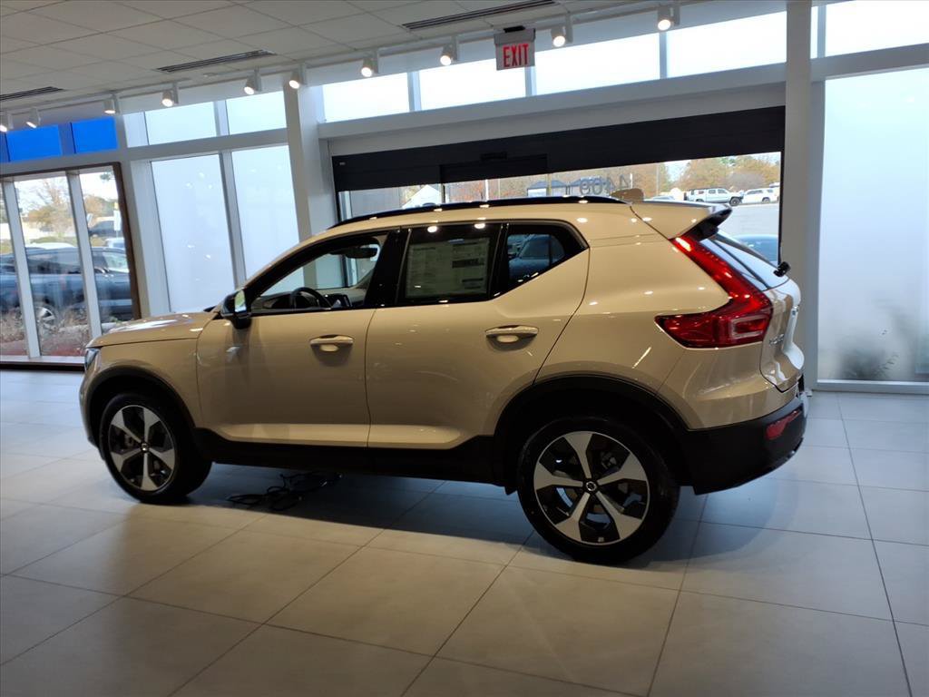 New 2026 Volvo XC40 B4 Plus w/ Protection Package Premier FWD image 5