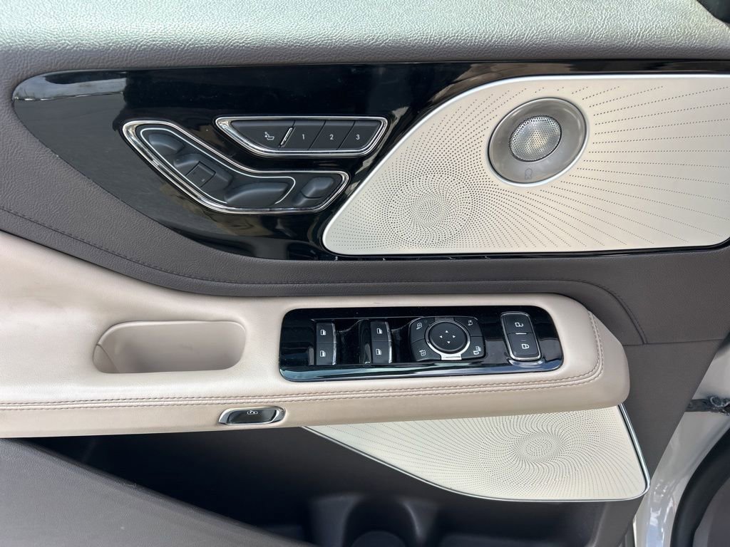 Used 2020 Lincoln Aviator Reserve w/ Equipment Group 202A image 4