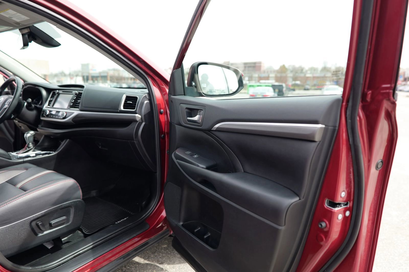 Used 2019 Toyota Highlander SE AWD/4WD image 27