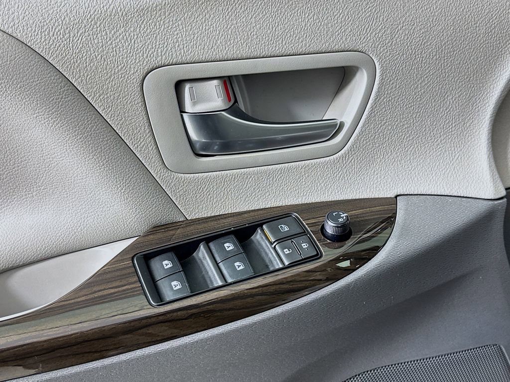 Used 2019 Toyota Sienna XLE image 15