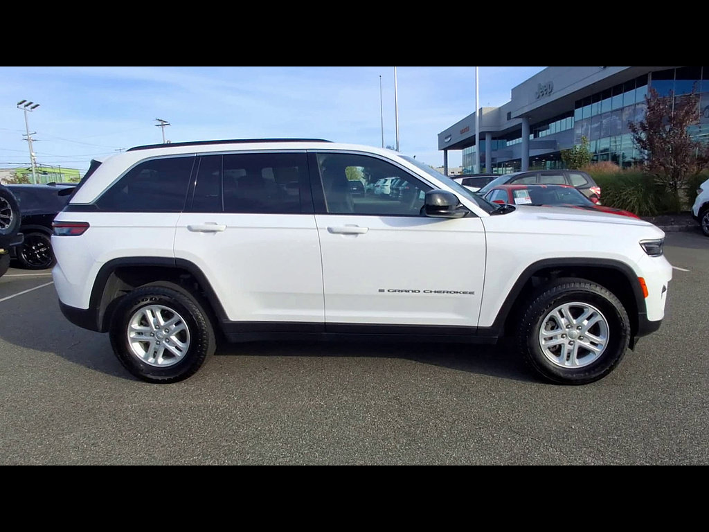 Used 2024 Jeep Grand Cherokee Laredo AWD/4WD image 9