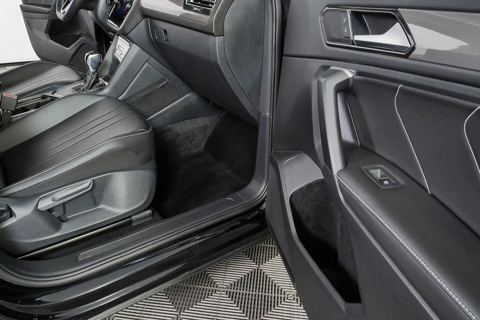Certified 2024 Volkswagen Tiguan SE FWD image 22