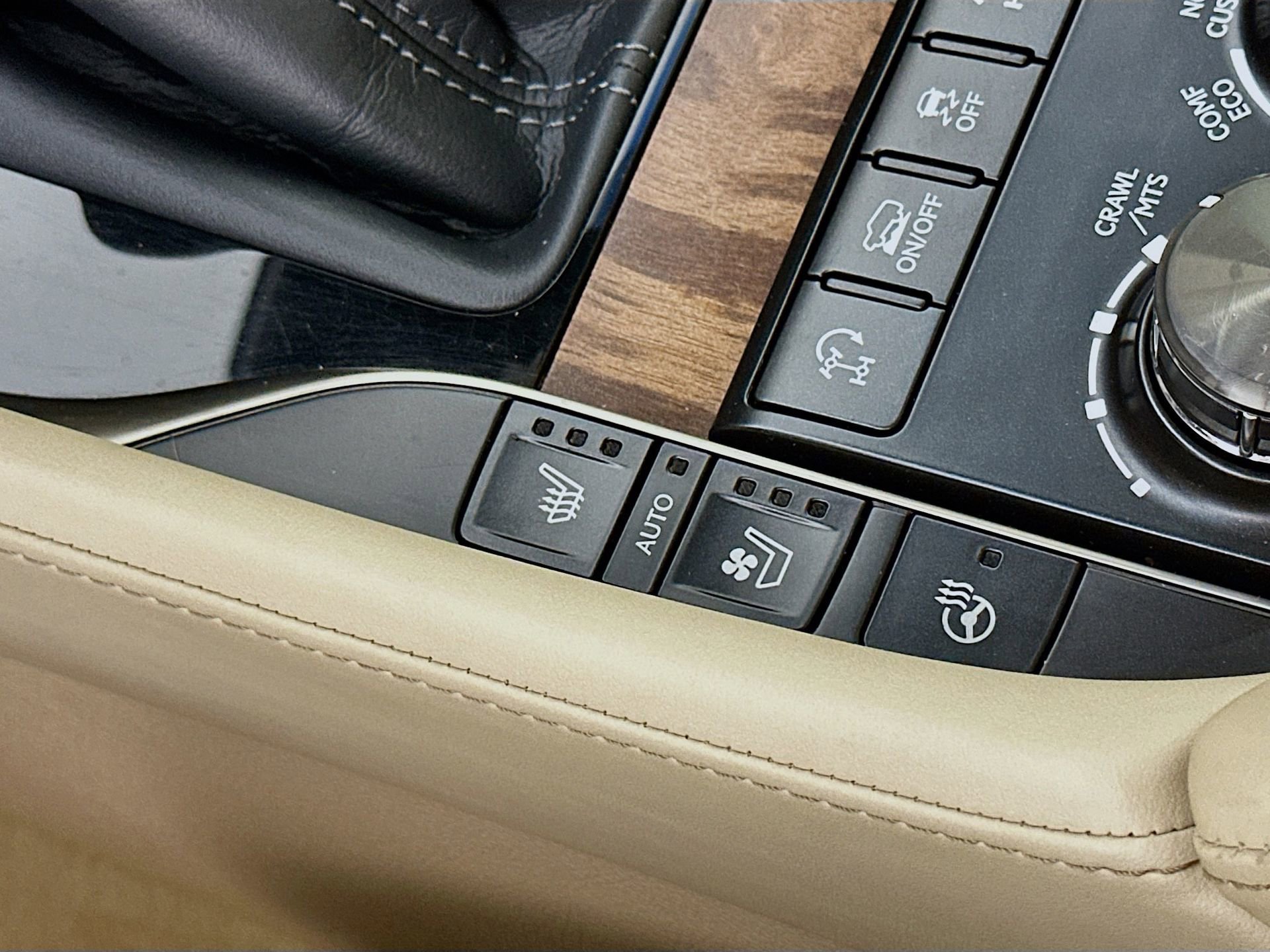 Used 2018 Lexus LX 570 4WD w/ Luxury Package image 22