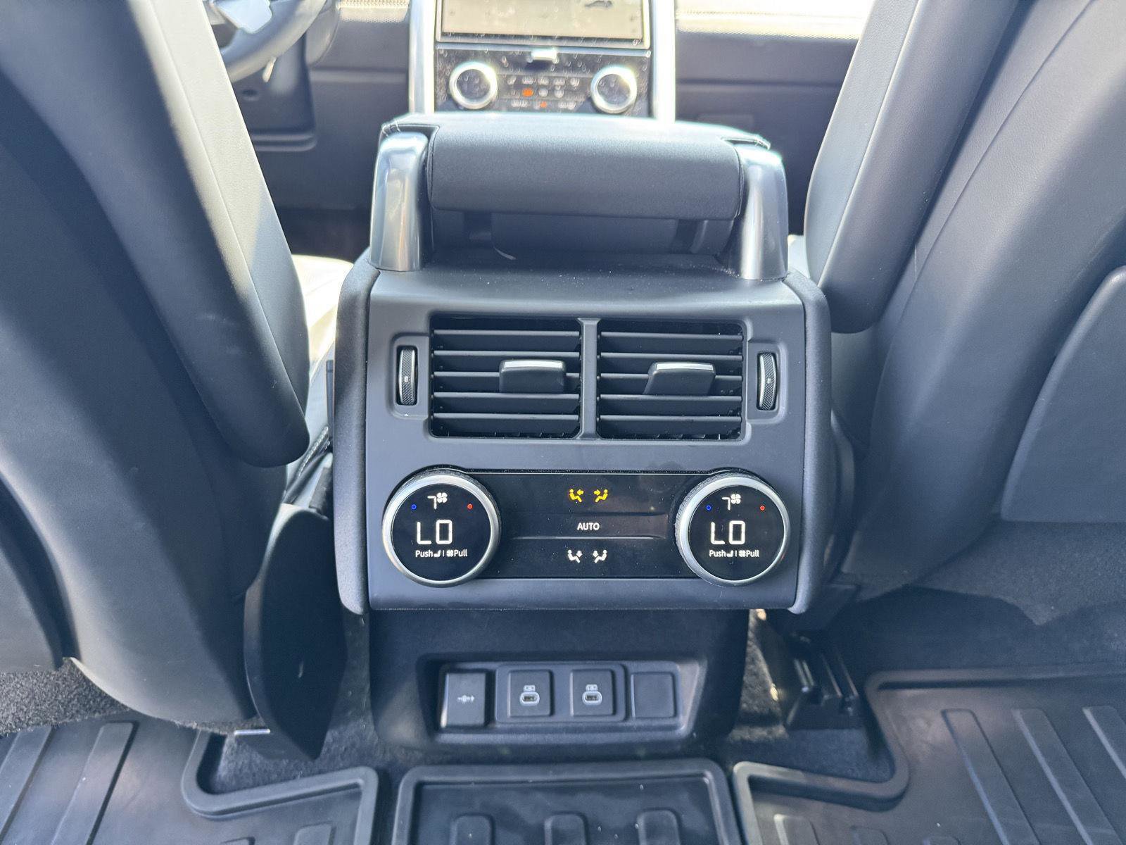 Used 2024 Land Rover Discovery Dynamic SE image 18