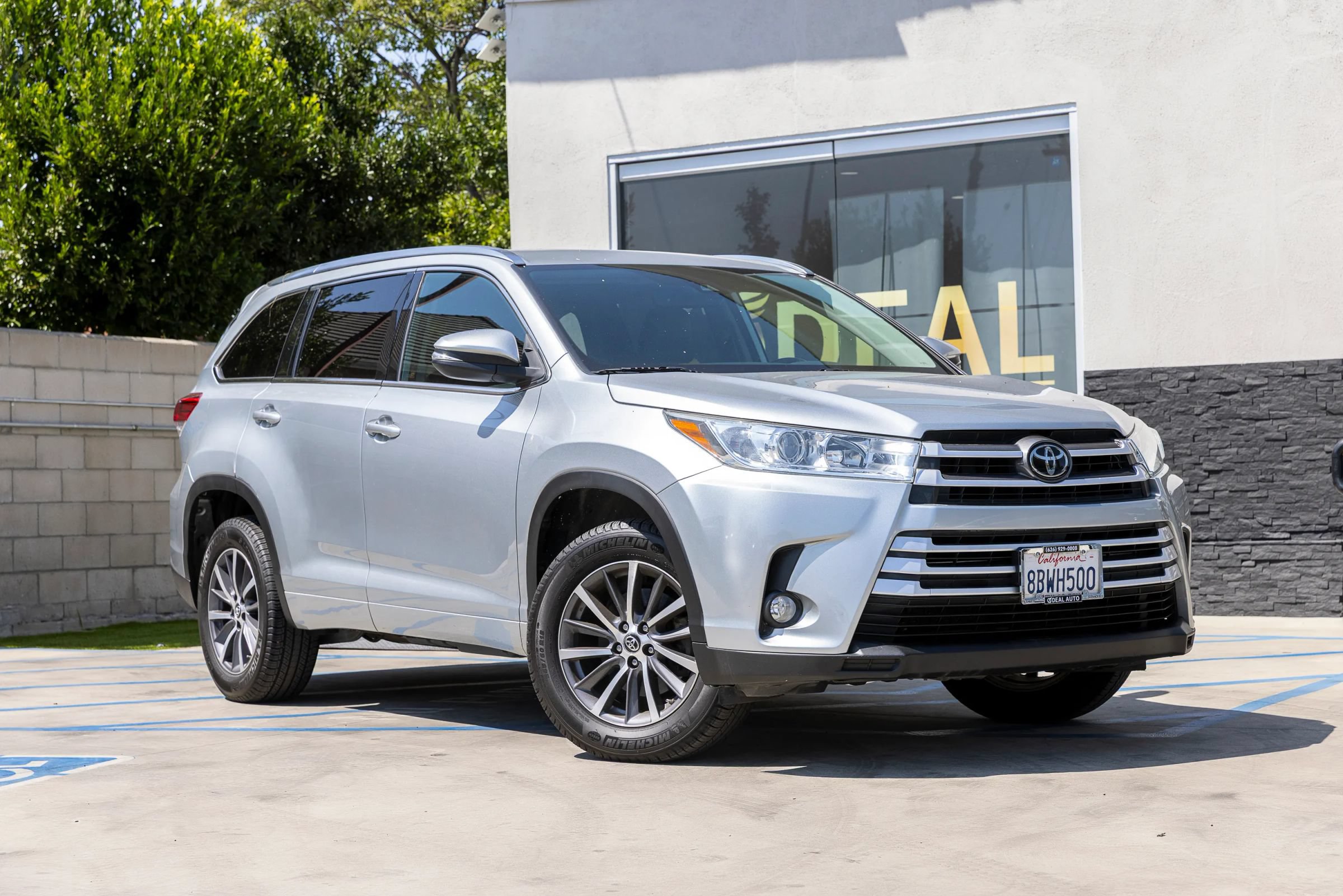 Used 2018 Toyota Highlander XLE FWD image 2