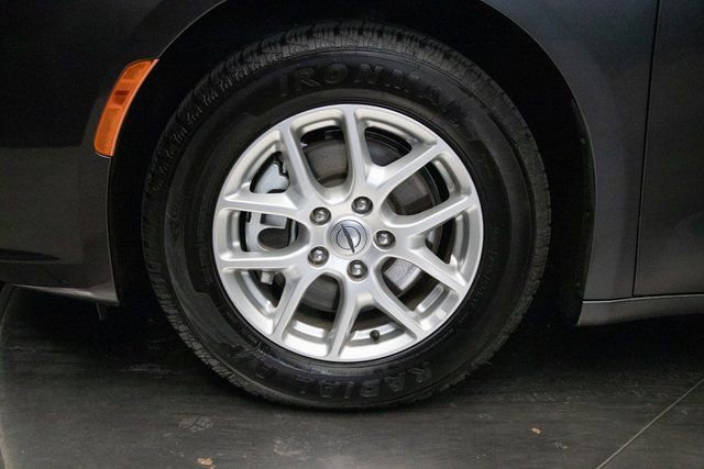 Used 2022 Chrysler Pacifica Touring-L image 8