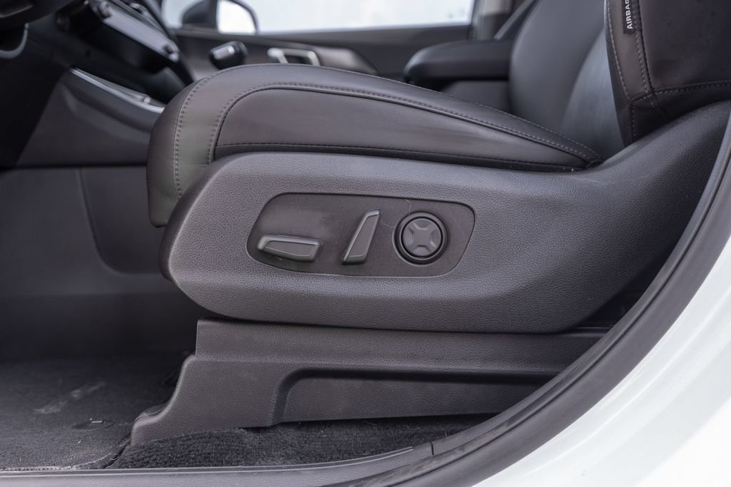 Used 2025 Kia Carnival SX w/ SX Dark Edition Package FWD image 21
