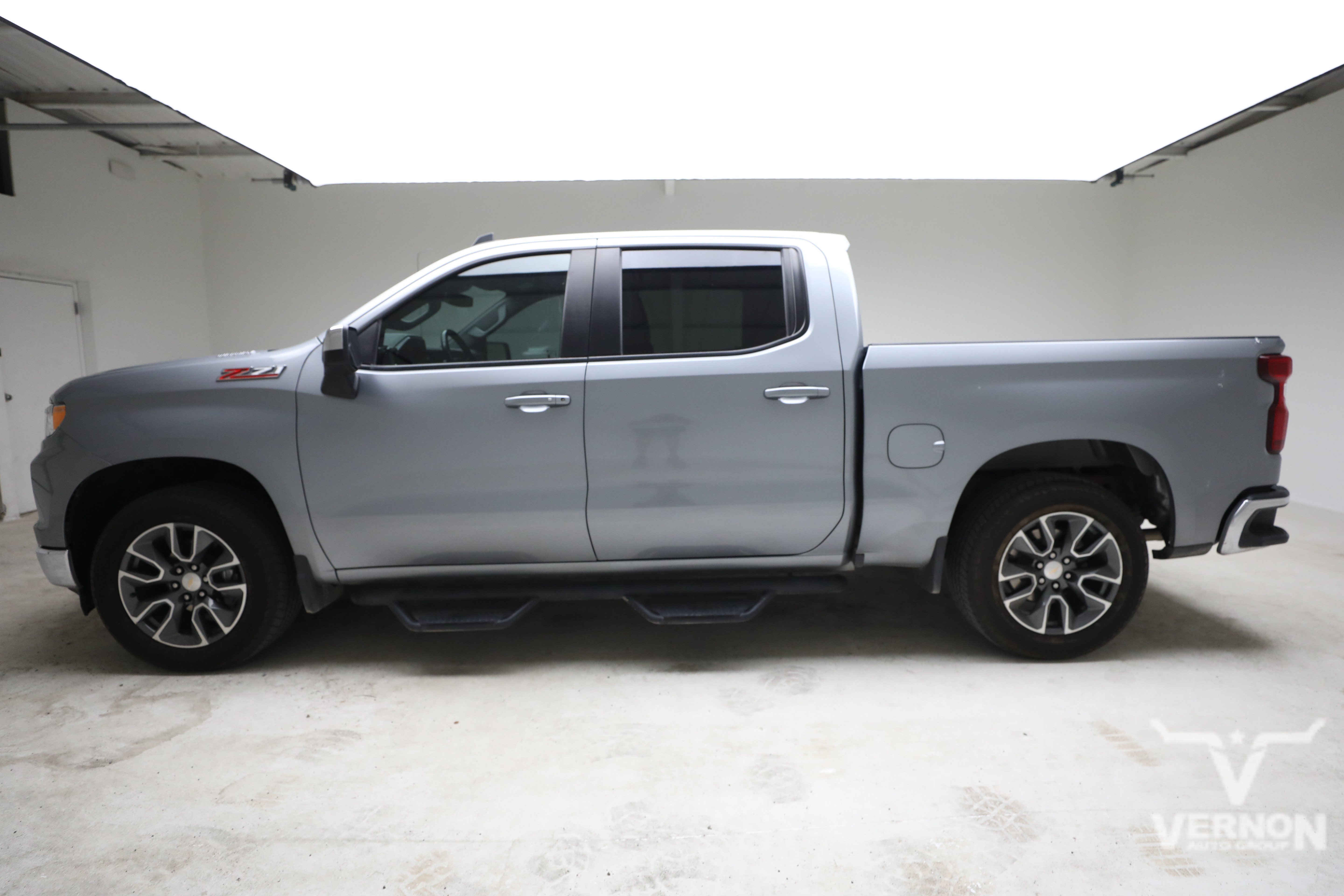 Used 2023 Chevrolet Silverado 1500 LT w/ Z71 Off-Road Package AWD/4WD image 2
