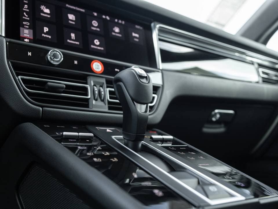 Certified 2025 Porsche Macan Turbo image 25