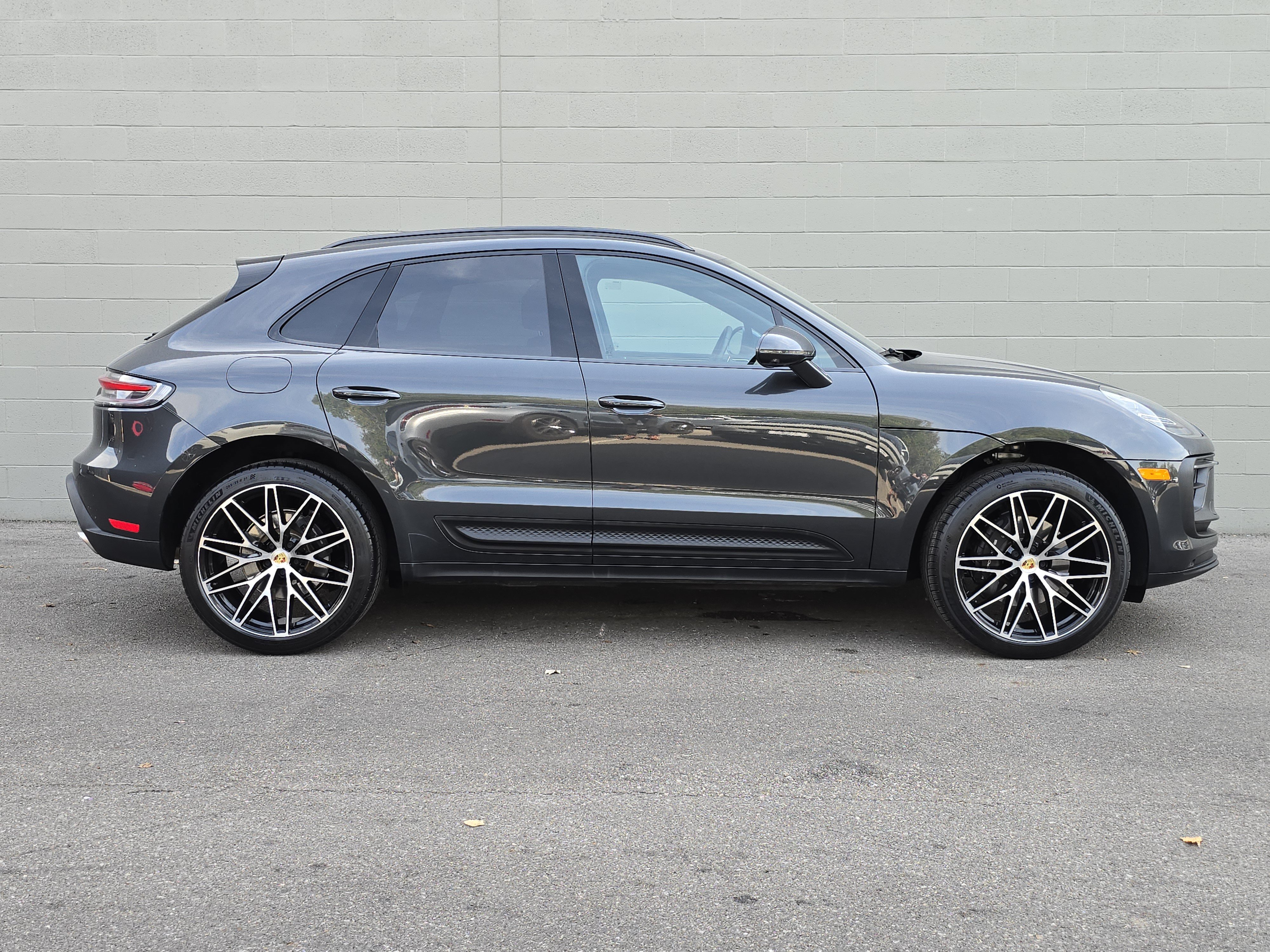Certified 2025 Porsche Macan AWD/4WD image 10