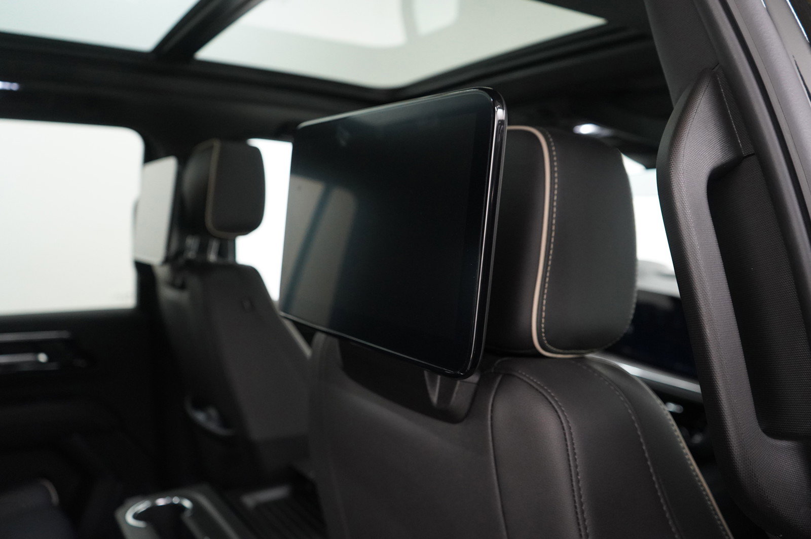 Used 2025 Chevrolet Suburban Premier image 12