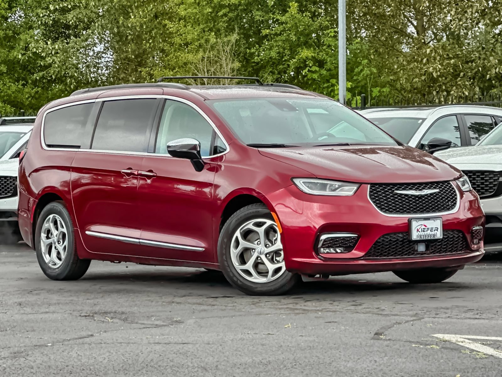 Used 2023 Chrysler Pacifica Limited FWD image 2