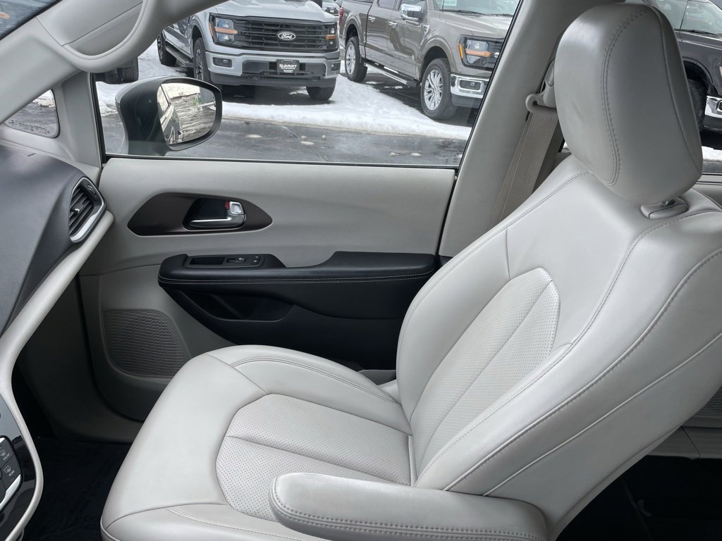 Used 2021 Chrysler Voyager Lxi image 22