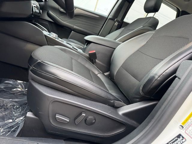 Certified 2025 Ford Escape SE image 8