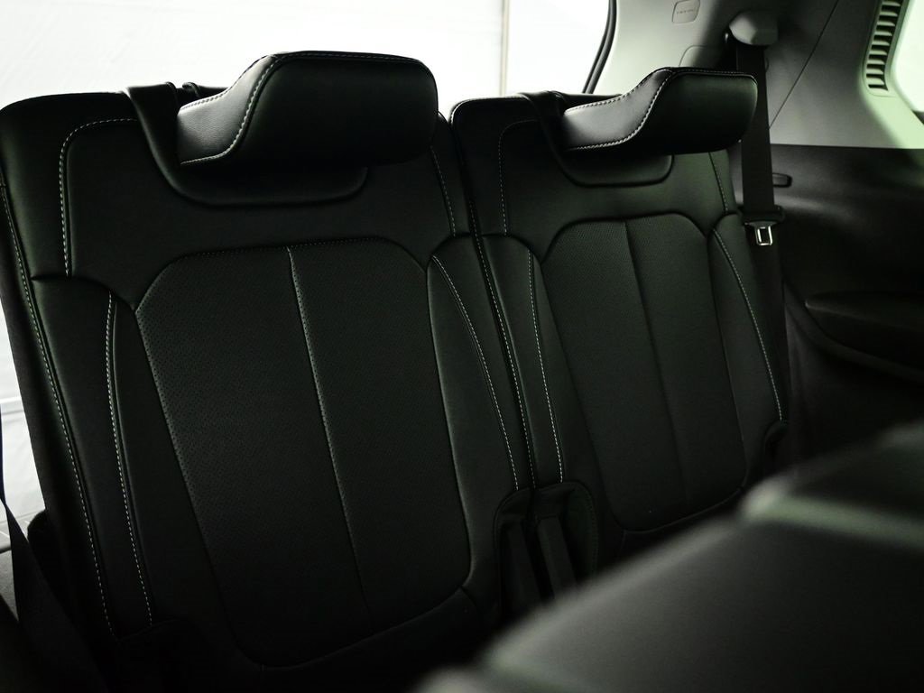 Used 2024 Jeep Grand Cherokee L Limited w/ Luxury Tech Group II image 32