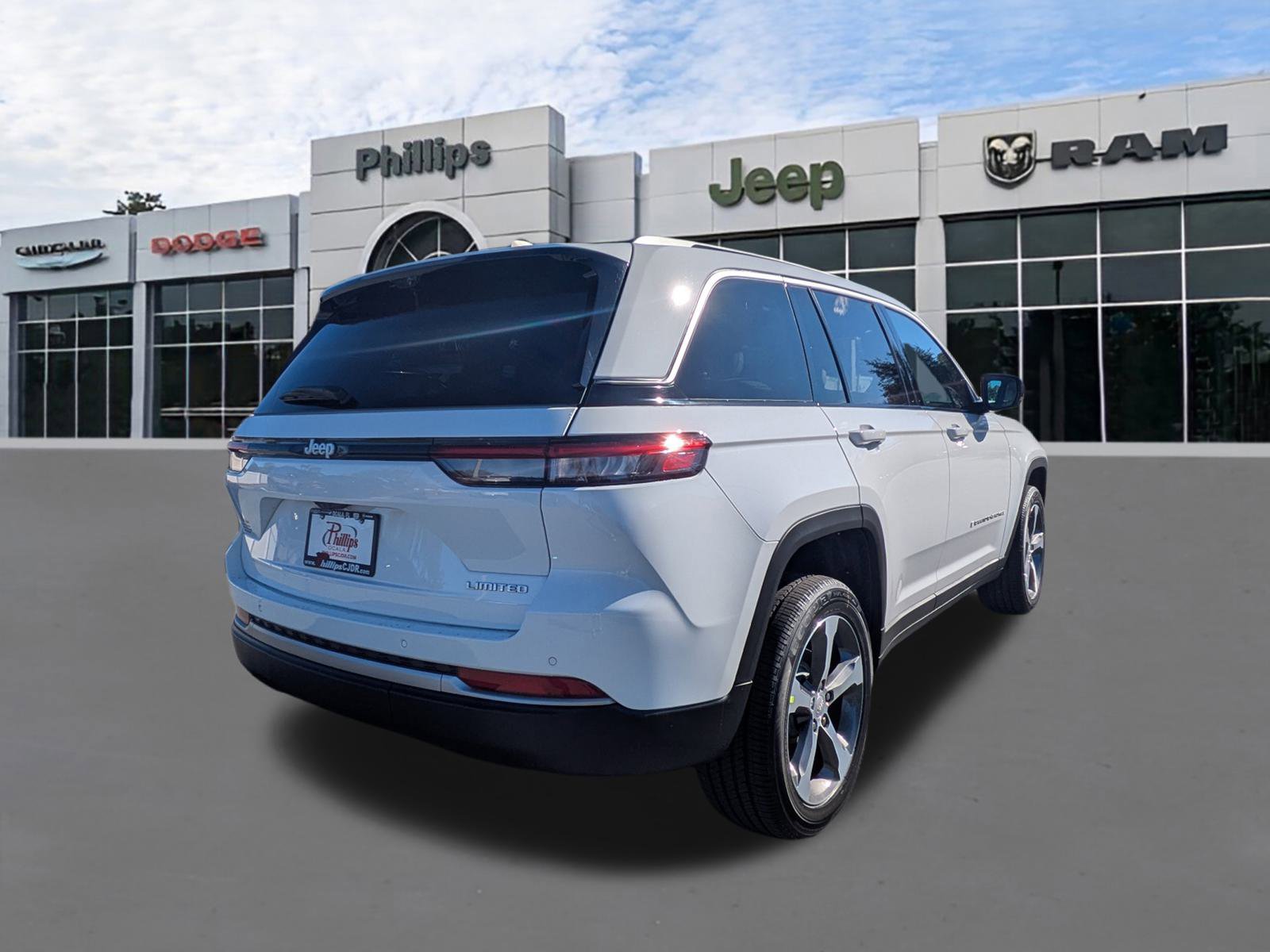 New 2026 Jeep Grand Cherokee Limited w/ Luxury Tech Group II image 4